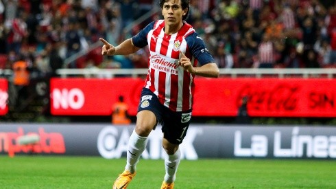 José Juan Macías celebra su gol con Chivas (IMAGO 7)