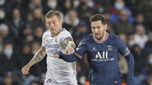 Toni Kroos of Real Madrid (left) fights for ball control against Messi of PSG