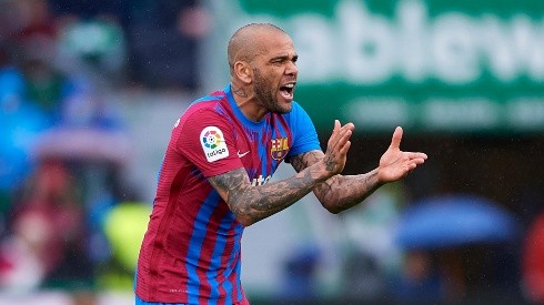 Dani Alves, cerca de renovar con Barcelona.