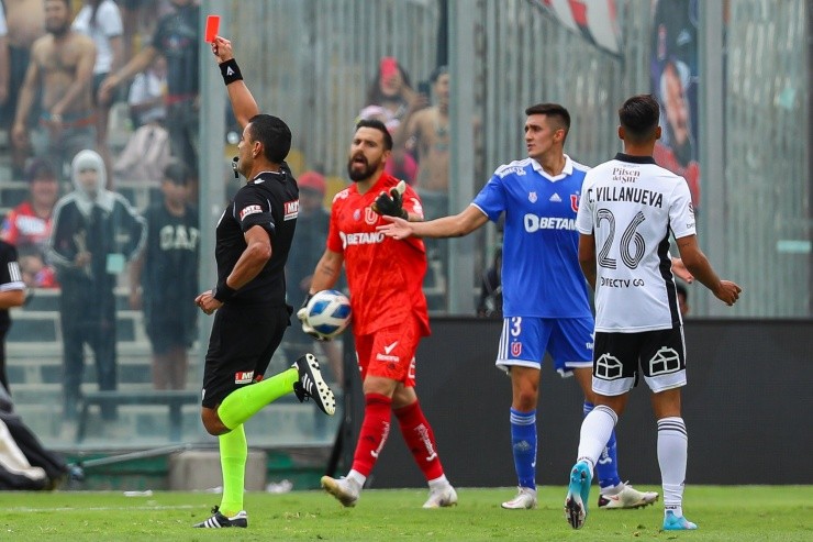Roberto Tobar expulsó a dos jugadores de la U en el Superclásico | Foto: Agencia Uno 