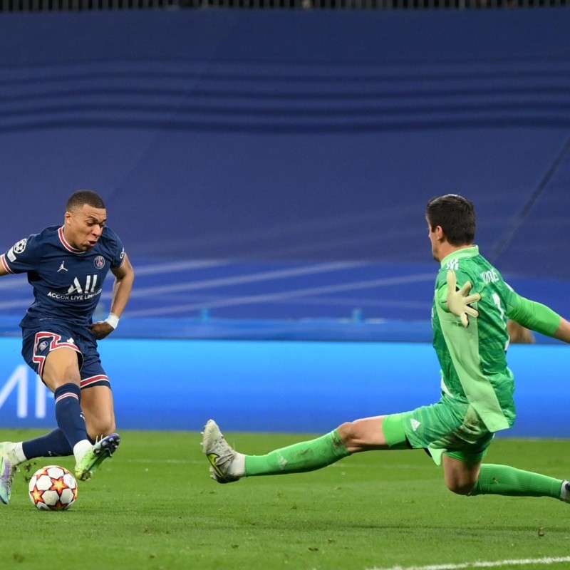 VIDEO | Courtois fue humillado por Mbappé y salvado por el offside