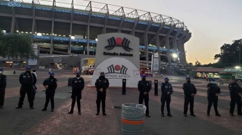 Las Seguridad a fuera del Azteca previo al partido.