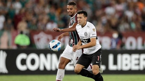 Acción de juego entre Olimpia y Fluminense.