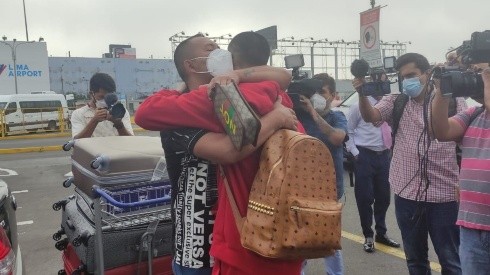Rodrigo Vilca recibió a su hijo como lo despidió: con un efusivo abrazo. (Foto: Twitter)