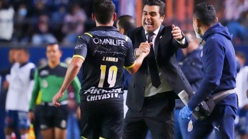 Michel Leaño celebra un gol con Angulo (IMAGO 7)