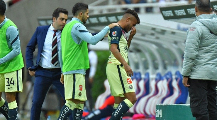 El llanto de dos Santos tras la expulsión. (Imago 7)