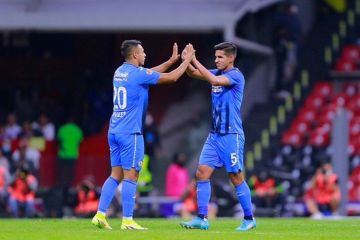 Morales celebra con Abram el primer tanto del Cruz Azul | Foto: Getty Images