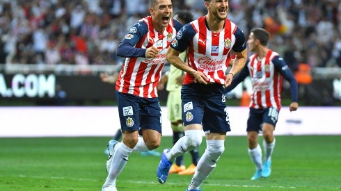Hiram Mier celebra un gol con Chivas (IMAGO 7)