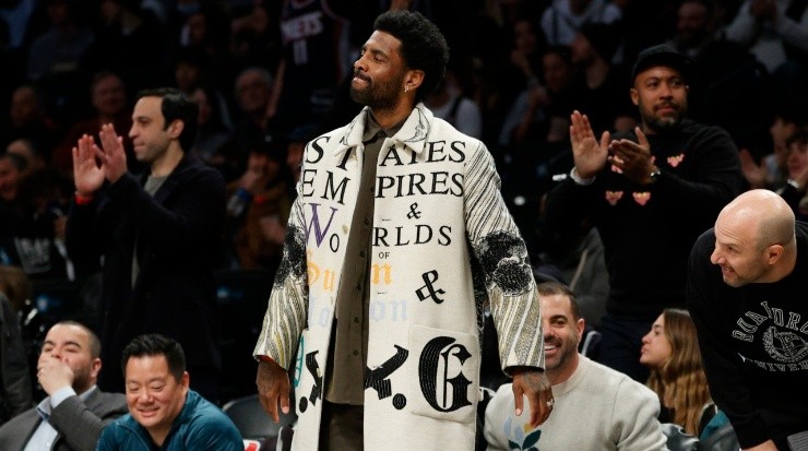 Kyrie Irving viendo a KD y los Nets. (Sarah Stier/Getty Images)