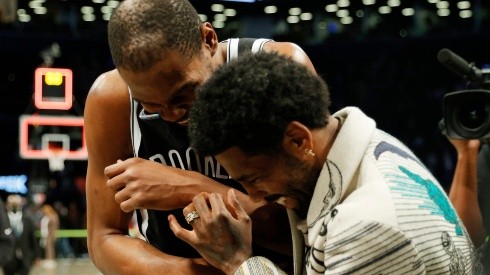 Kyrie Irving junto a Kevin Durant.