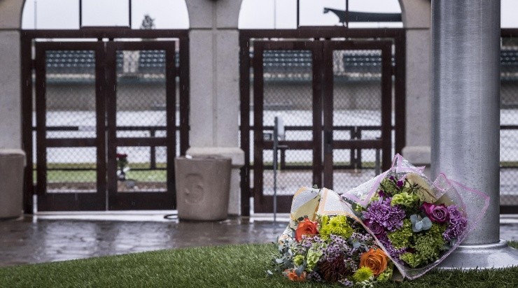 Campus de Stanford, con flores para Katie Meyer (Getty)