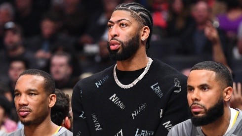 Anthony Davis (c) watching the Lakers from the sidelines.