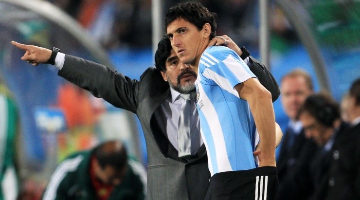 Nicolás Burdisso junto a Diego Maradona en la Copa del Mundo de Sudáfrica 2010. Getty Images