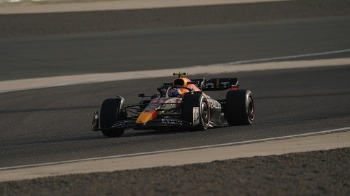 "Checo" Pérez girando en el desierto de Bahrein, donde comenzará la Fórmula 1 (Foto: Getty Images).