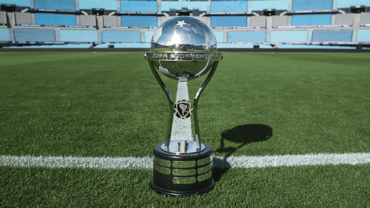 Trofeo de la Copa Sudamericana.