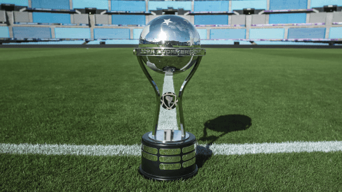 Trofeo de la Copa Sudamericana.