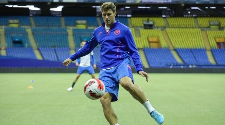 Santi Giménez durante el reconocimiento de cancha. (@Cruzazul)