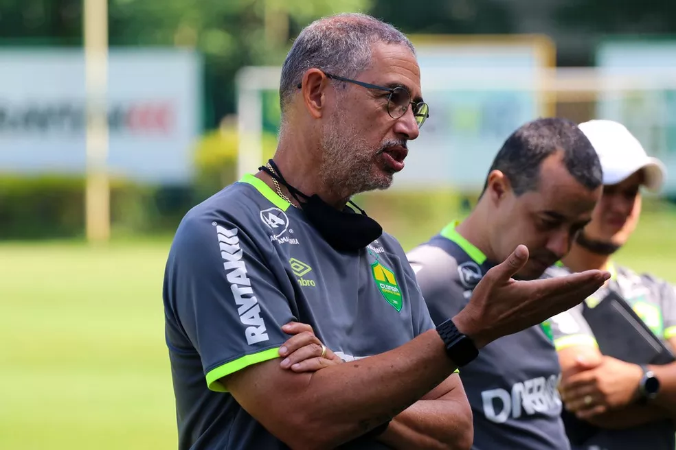 Altamiro Bottino valoriza período sem jogos do Cuiabá e destaca desafios da temporada