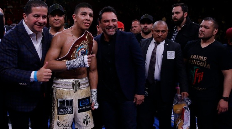 Jaime Munguia and his promoter Oscar de la Hoya. (Bob Levey/Getty Images)