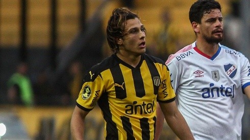 Agustín Canobbio en acción con Peñarol.