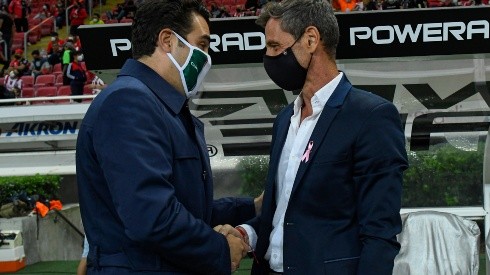 Michel Leaño y Diego Cocca se saludan (IMAGO 7)