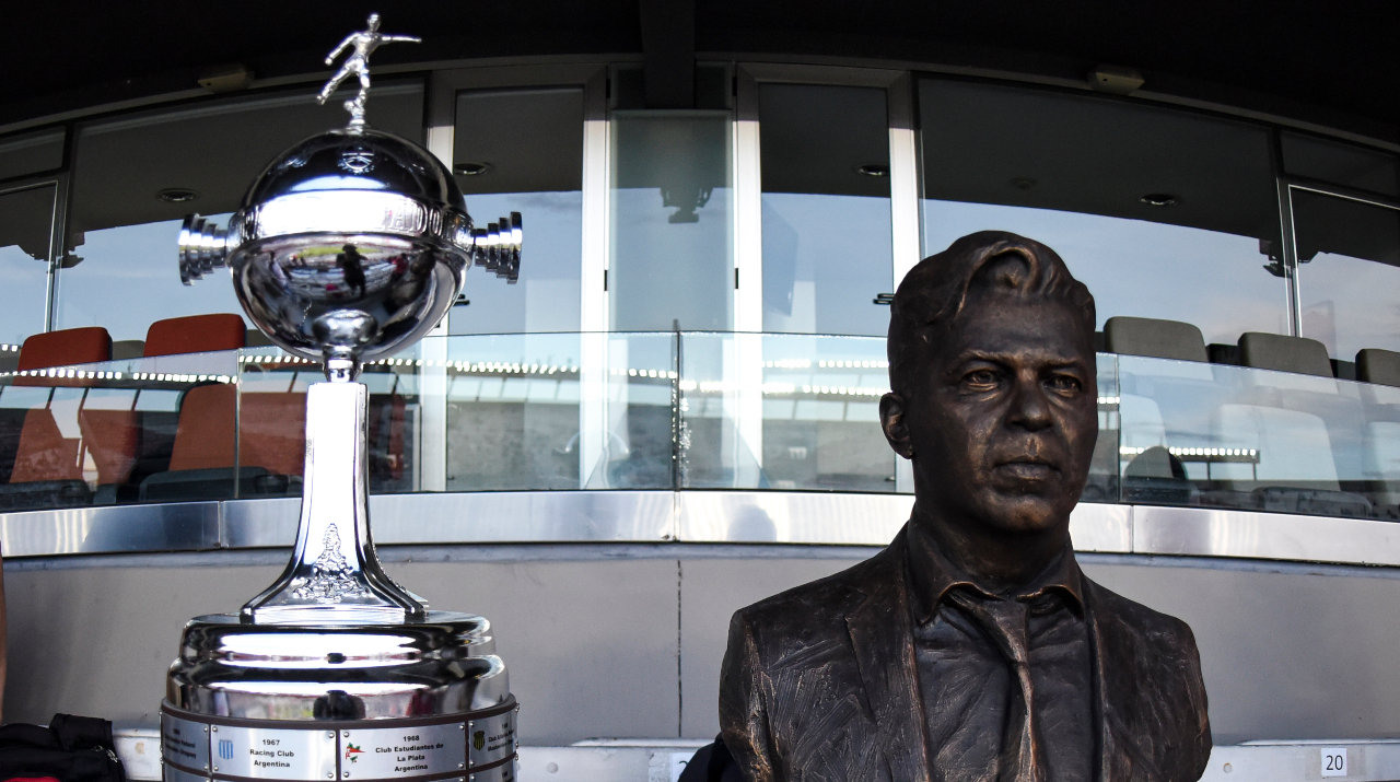 A statue of Marcelo Gallardo next to a replica of the 2018 Copa Libertadores trophy. (Marcelo Endelli/Getty Images)