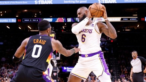 LeBron James ante Phoenix Suns.