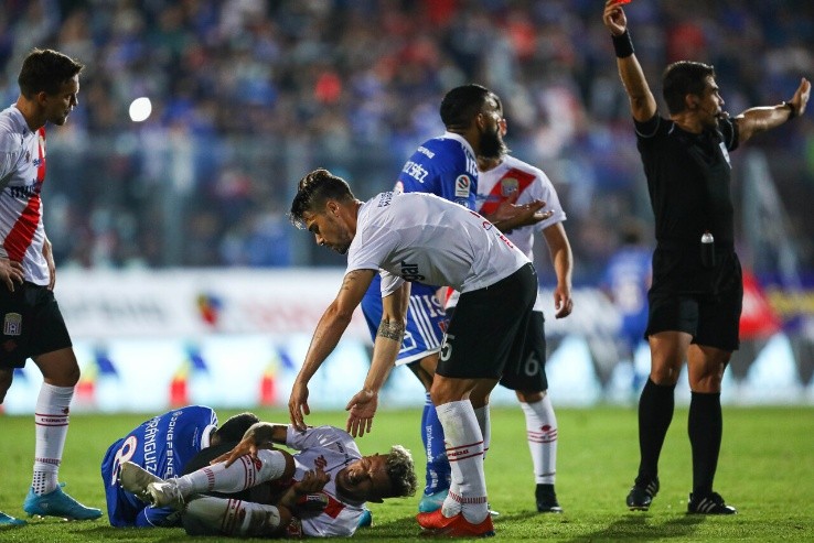 Pablo Aránguiz fue expulsado en el último encuentro de los Azules ante Curicó | Foto: Agencia Uno 