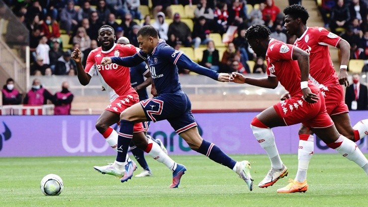 Mbappé en el duelo con Monaco