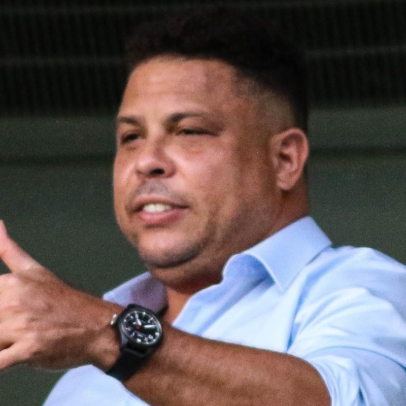 Ronaldo age nos bastidores e pode 'arrancar' defensor do Flamengo