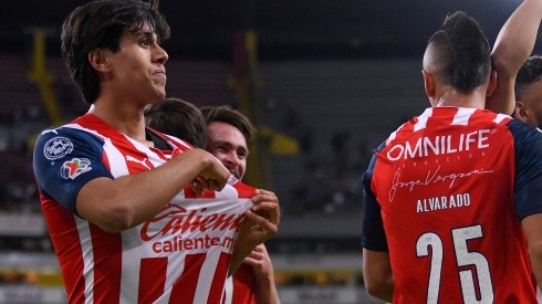 Macías exhibió el escudo del Guadalajara durante el gol de Alvarado que encendió a la afición del Atlas en el Estadio Jalisco