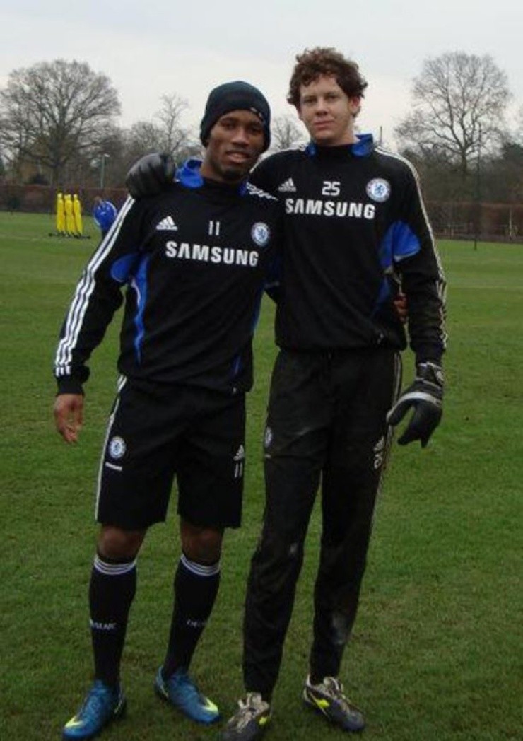 Didier Drogba (left) and Ricardo Prasel. (Via The Sun)