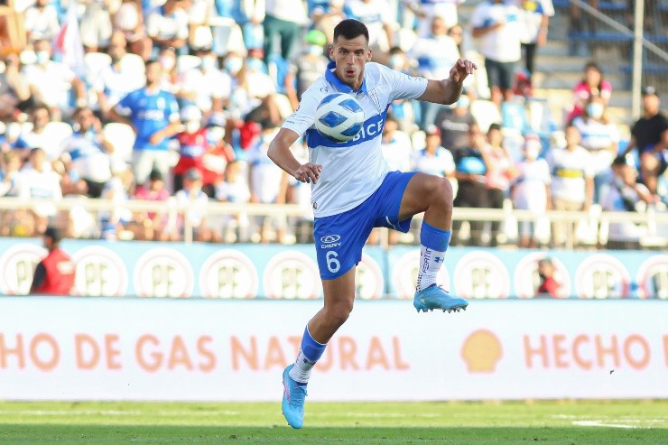 El zaguero argentino no ha mostrado un buen nivel con la camiseta de la UC | Foto: Agencia Uno 