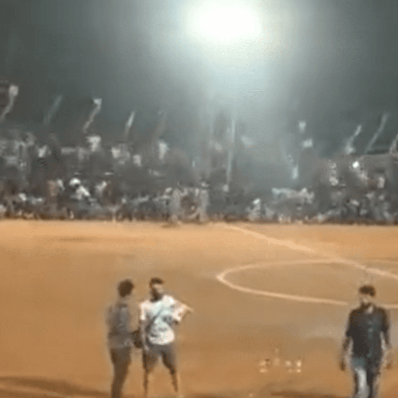 Impresionante video: Se desplomó una grada de futbol en la India