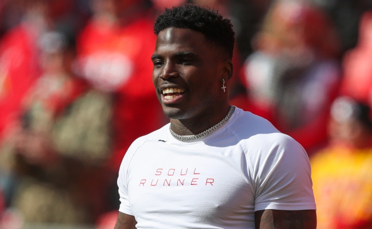 Tyreek Hill roasts recent Miami Dolphins signing with comedic quote