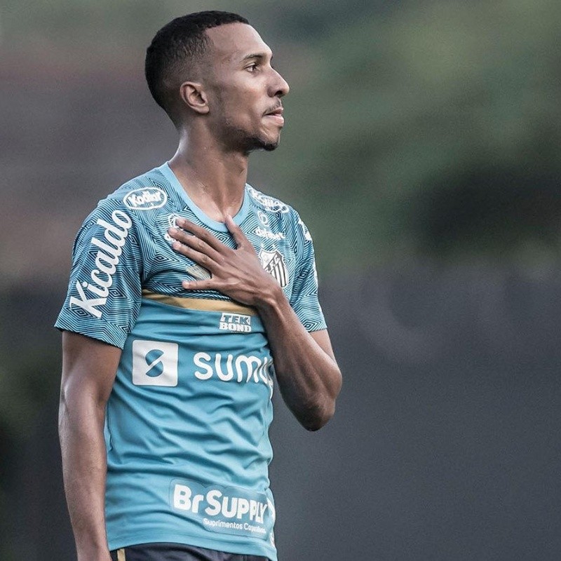 Barcellos planeja estratégia ousada para tirar Lucas Braga do Santos