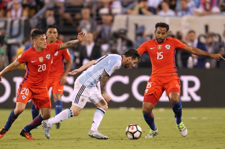 Beausejour se impresiona con la gran capacidad que posee Aránguiz | Foto: Getty Images 