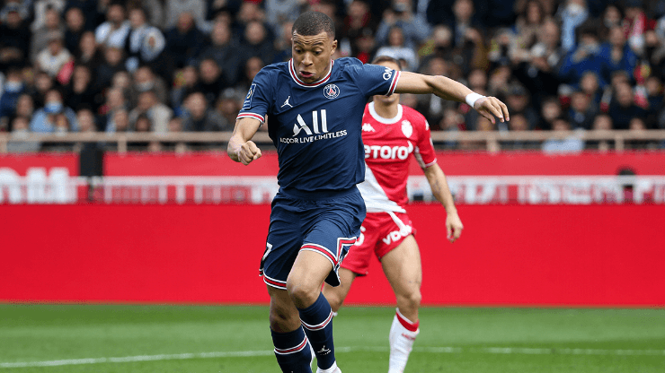 Mbappé en acción con PSG.