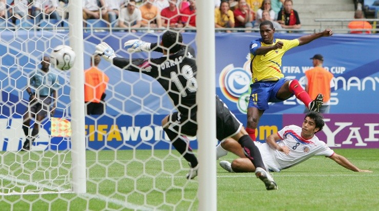Agustín Delgado scoring a goal in Germany 2006. (Laurence Griffiths/Getty Images)