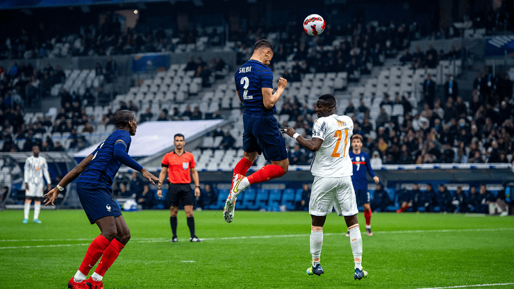 Francia y Costa de Marfil en acción de juego.