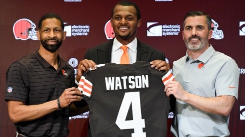Ejeutivos de Cleveland Browns presentando a Deshaun Watson