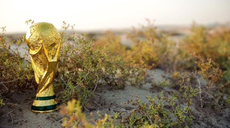 A replica of the FIFA World Cup Trophy in Qatar&#039;s desert. (Nadine Rupp/Getty Images)