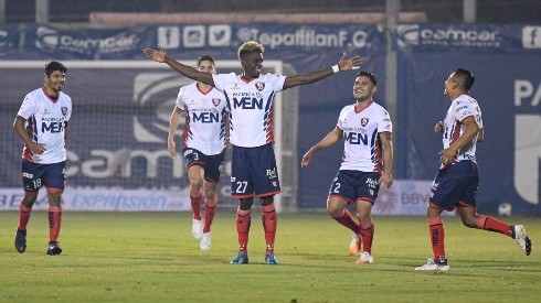 Juan David Angulo celebrando su segundo gol de la noche.