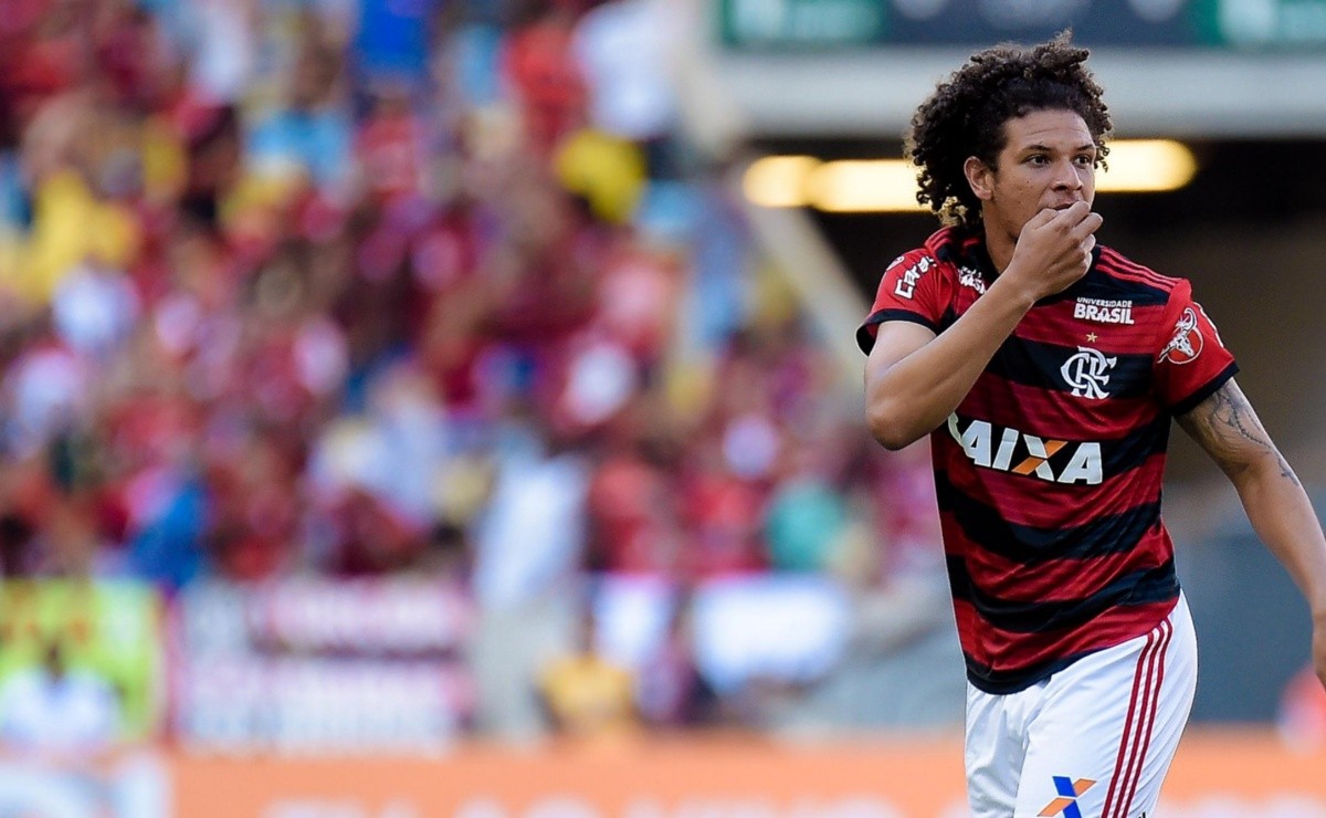 Flamengo monitora lateral do Manchester City, mas depende de aval