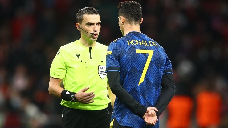 Ovidiu Hategan, dirigió el partido de vuelta entre el Atlético de Madrid y el Manchester United por la Champions.