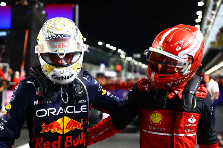 Foto: Mark Thompson/Getty Images - Max Verstappen e Charles Leclerc se cumprimentam após o duelo no GP da Arábia Saudita