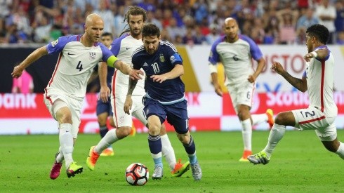 Lionel Messi enfrentando a Estados Unidos en Copa América Centenario