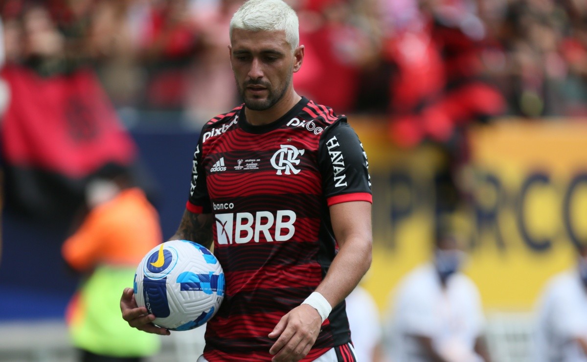 Flamengo se prepara para apresentar Maurício Isla na tarde desta segunda