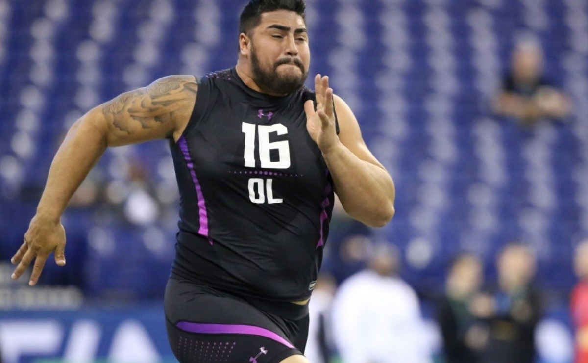 Arizona Cardinals guard Will Hernandez (76) wears a Mexico flag