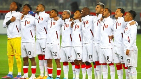 Selección Peruana cantando el himno nacional antes del duelo ante Paraguay. (Foto: Getty Images)